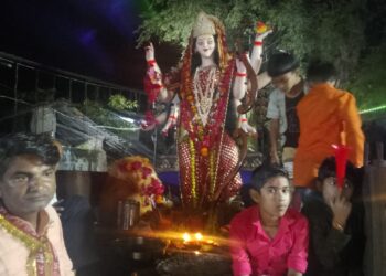 सिलौंडी क्षेत्र में दुर्गा प्रतिमाओं का चल समारोह निकाला साथ ही काली जी नृत्य करते, पंडा खप्पर ले कर नाचते हुए निकले