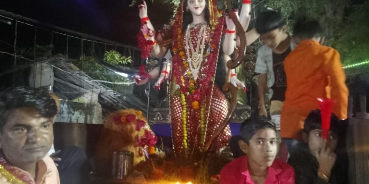 सिलौंडी क्षेत्र में दुर्गा प्रतिमाओं का चल समारोह निकाला साथ ही काली जी नृत्य करते, पंडा खप्पर ले कर नाचते हुए निकले