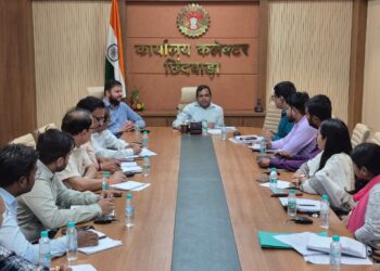 *नवागत कलेक्टर श्री नारायन ने ली जिले के नगरीय निकायों की समीक्षा बैठक*  *शहरों की स्वच्छता व सौंदर्यीकरण पर विशेष ध्यान देने के निर्देश दिए*
