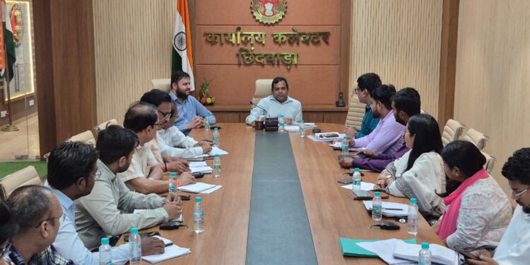 *नवागत कलेक्टर श्री नारायन ने ली जिले के नगरीय निकायों की समीक्षा बैठक* *शहरों की स्वच्छता व सौंदर्यीकरण पर विशेष ध्यान देने के निर्देश दिए*