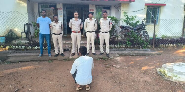 *बिलहरी पुलिस द्वारा बका लहराकर लोगों में आतंक फैलाने वाले आरोपी को किया गया गिरफ्तार*