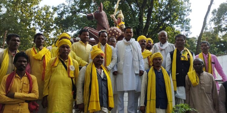 रानी दुर्गावती जयंती: वीरांगना के अदम्य साहस, शौर्य और बलिदान को आदिवासियों ने किया याद  रानी दुर्गावती जयंती पर पाली-कचनारी स्थित वीरासन माता मंदिर प्रांगण में आयोजित हुआ सामाजिक एवं सांस्कृतिक समारोह