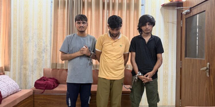 *हत्या के आरोपियों की गिरफ्तारी* माधवनगर पुलिस ने हत्या के आरोप में तीन आरोपियों को चंद घंटों में ही गिरफ्तार कर लिया