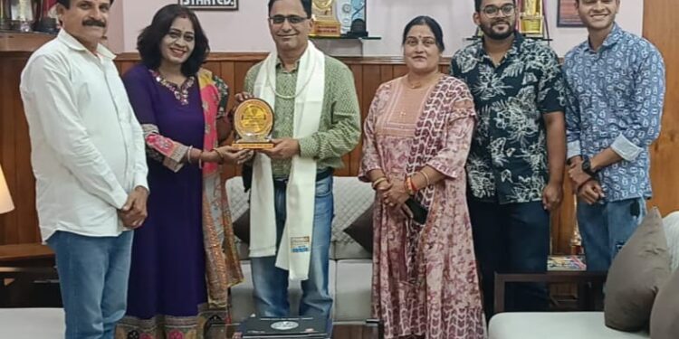 मुस्कान ड्रीम्स फाउंडेशन ने शरद पूर्णिमा पावन पर्व पर जबलपुर डी.आर.एम. कमल कुमार तलरेजा जी का स्वागत करके सम्मानित किया—–
