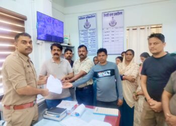 नागरिकों की सुरक्षा के एवेज में सरकार से प्रतिमाह हजारों रुपए की तनख्वाह लेने वाले प्रशासन के जवाबदार भी माफियाओं के आगे बेबस….!  बुधवाड़ा रोड बना शराबियों का अड्डा,लोगों के साथ बदसलूकी समस्या को लेकर टीआई को सौंपा ज्ञापन…..!