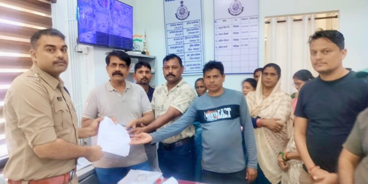 नागरिकों की सुरक्षा के एवेज में सरकार से प्रतिमाह हजारों रुपए की तनख्वाह लेने वाले प्रशासन के जवाबदार भी माफियाओं के आगे बेबस….! बुधवाड़ा रोड बना शराबियों का अड्डा,लोगों के साथ बदसलूकी समस्या को लेकर टीआई को सौंपा ज्ञापन…..!
