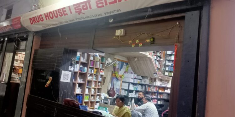 *लगातार तीसरे दिन भी की गई प्रतिबंधित कोल्ड्रिफ कफ* *सिरप की उपलब्धता की जांच*  *कलेक्टर श्री तिवारी के निर्देश पर जारी है जांच का सिलसिला*