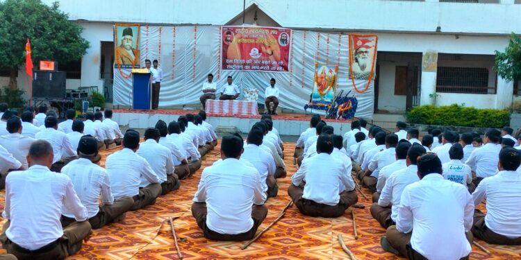 संघ के शताब्दी वर्ष पर स्वयंसेवकों ने किया पथ संचलन