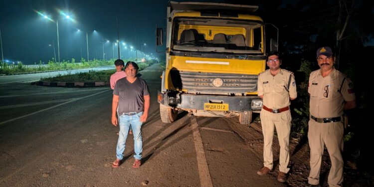 *जिला प्रशासन और पुलिस की संयुक्त कार्यवाही में खनिज का अवैध परिवहन करने पर डंपर जप्त*