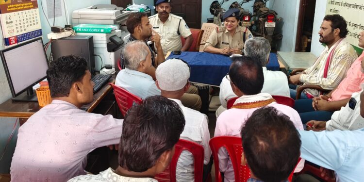 नवागत बाकल थाना प्रभारी रश्मि सोनकर ने थाना क्षेत्र के सरपंच, गणमान्य नागरिकों की बैठक ली