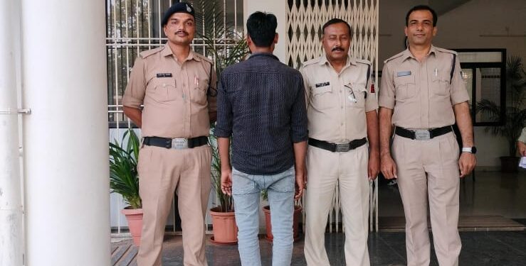 *कोतवाली पुलिस ने किया हनुमान गंज में हुई चोरी का खुलासा* *घर में प्लम्बर का काम करने आया मिस्त्री ही निकला चोर,*