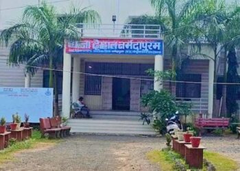 शराब पीकर पत्नी से मारपीट सहित बच्चों को प्रताड़ित करने वाले पति की दरांती से हुई हत्या, पुलिस ने किया खुलासा….!पुलिस अधीक्षक के मार्गदर्शन में देहात पुलिस ने अंधे हत्याकांड का किया पर्दाफाश,आरोपिया पत्नी को लिया हिरासत में…!