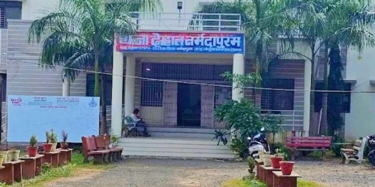 शराब पीकर पत्नी से मारपीट सहित बच्चों को प्रताड़ित करने वाले पति की दरांती से हुई हत्या, पुलिस ने किया खुलासा….!पुलिस अधीक्षक के मार्गदर्शन में देहात पुलिस ने अंधे हत्याकांड का किया पर्दाफाश,आरोपिया पत्नी को लिया हिरासत में…!