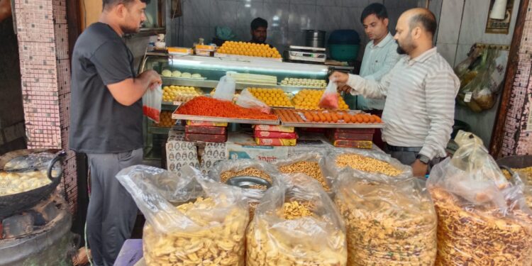 *मिठाई दुकानों की जांच जारी,लिए गए नमूने*