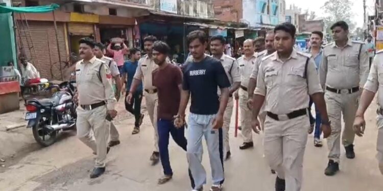 रीठी पुलिस ने चाकूबजो को चंद घंटो मे किया गिरफ्तार,नगर मैं निकाला जलूस,,,,