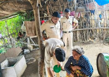 *पांढुर्णा जिले के ग्राम घोघरी साहनी एवं बाड़ेगांव में आबकारी विभाग की दबिश*  *800 किलोग्राम महुआ लाहन व 45 लीटर कच्ची शराब की गई बरामद*