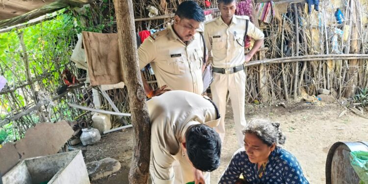 *पांढुर्णा जिले के ग्राम घोघरी साहनी एवं बाड़ेगांव में आबकारी विभाग की दबिश*  *800 किलोग्राम महुआ लाहन व 45 लीटर कच्ची शराब की गई बरामद*