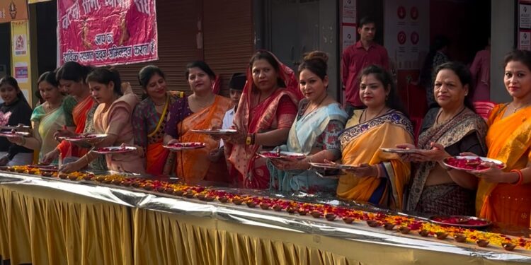 🌼 कटनी में पथ संचलन के दौरान भव्य स्वागत — मातृशक्ति ने पुष्पवर्षा कर किया स्वयंसेवकों का अभिनंदन 🌼