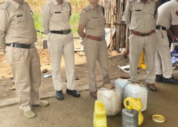 *हर्रई में आबकारी दल और पुलिस की संयुक्त कार्यवाही*  *15 लीटर कच्ची शराब व 600 कि.ग्रा.महुआ लाहन किया गया बरामद*