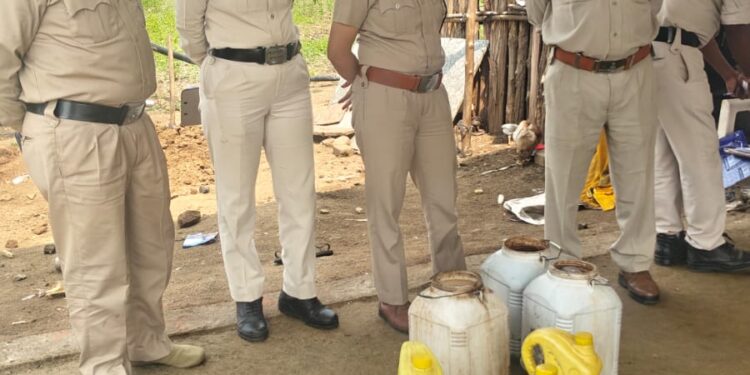*हर्रई में आबकारी दल और पुलिस की संयुक्त कार्यवाही* *15 लीटर कच्ची शराब व 600 कि.ग्रा.महुआ लाहन किया गया बरामद*