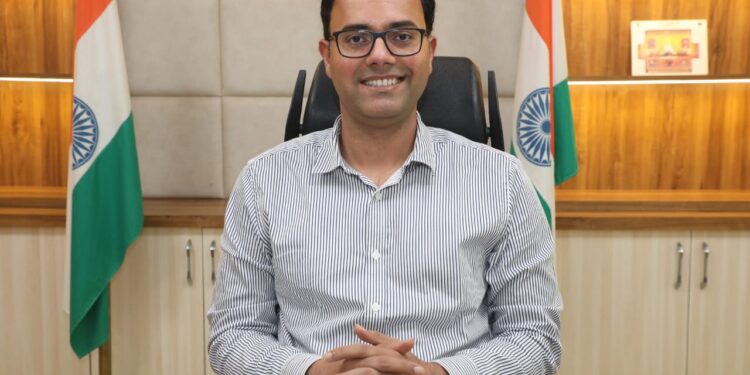 🔥 ब्रेकिंग न्यूज! 🔥 🎯 अब बिना हेलमेट ऑफिस नहीं एंट्री! 🎯  🚨 दोपहिया वाहन से कार्यालय आते-जाते समय अब हेलमेट पहनना हुआ अनिवार्य! 🚨  📢 जिला मजिस्ट्रेट एवं कलेक्टर आशीष तिवारी ने जारी किया सख्त आदेश 📢