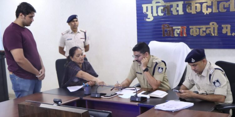 कटनी पुलिस की जनसुनवाई — आमजन की शिकायतों का त्वरित और पारदर्शी निराकरण पुलिस अधीक्षक कटनी अभिनय विश्वकर्मा (भा.पु.से.) के निर्देशन में आज पुलिस कंट्रोल रूम कटनी में जनसुनवाई का आयोजन किया गया।