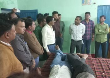 *कलेक्टर ने ग्राम राजोला पहुंचकर ग्रामीणों के स्वास्थ्य की स्थिति का जायजा लिया*  *प्रशासनिक अधिकारियों एवं स्वास्थ्य विभाग की तत्परता से ग्रामीणों को मिला त्वरित उपचार, स्थिति नियंत्रण में*