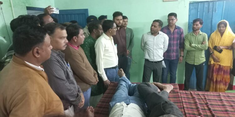 *कलेक्टर ने ग्राम राजोला पहुंचकर ग्रामीणों के स्वास्थ्य की स्थिति का जायजा लिया* *प्रशासनिक अधिकारियों एवं स्वास्थ्य विभाग की तत्परता से ग्रामीणों को मिला त्वरित उपचार, स्थिति नियंत्रण में*