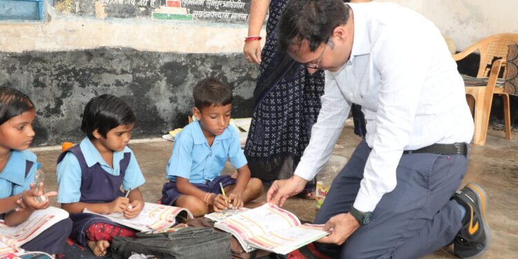 *स्कूल के बच्चों के बीच बैठे कलेक्टर, सुनी गिनती, कराया फन एण्ड लर्न नोटबुक का अभ्यास* *शासकीय प्राथमिक शाला बम्हनी के बच्चों को मिलेगी बेंच* VIDEO