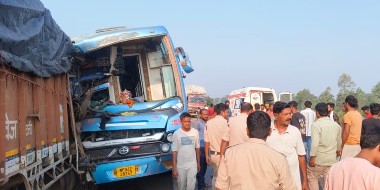 रीठी दमोह रोड पर ग्राम जमुनिया मोड पर एक्सीडेंट हुआ है लगभग एक दर्जन लोग घायल।
