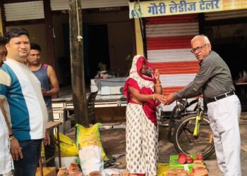 पीएम मोदी के स्वदेशी आह्वान से कुम्हारों की दिवाली चमक रही है,  अध्यक्ष जयप्रकाश अग्रवाल द्वारा स्वदेशी आह्वान पर कुम्हारों से बैठ शुल्क नहीं लिया जाएगा…!
