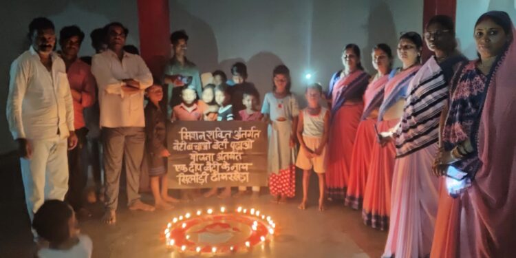 आंगनवाड़ी में बेटी बचाओ बेटी पढ़ाओ योजना में एक दीप बेटी के नाम जलाया