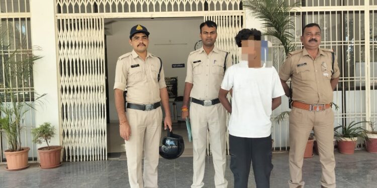 *ई-रिक्शा से हो रही थी अवैध शराब की तस्करी, कोतवाली पुलिस ने आरोपी को पौंसरा बायपास के पास से करीब 400 पाव देशी शराब के साथ दबोचा, त्यौहार के दौरान अवैध बिक्री हेतु ले जाई जा रही थी शराब*