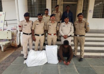 थाना कोतवाली पुलिस द्वारा चोरी के आरोपियों को किया गया गिरफ्तार,कुल 41 साडी कीमत 25,000 की जब्त
