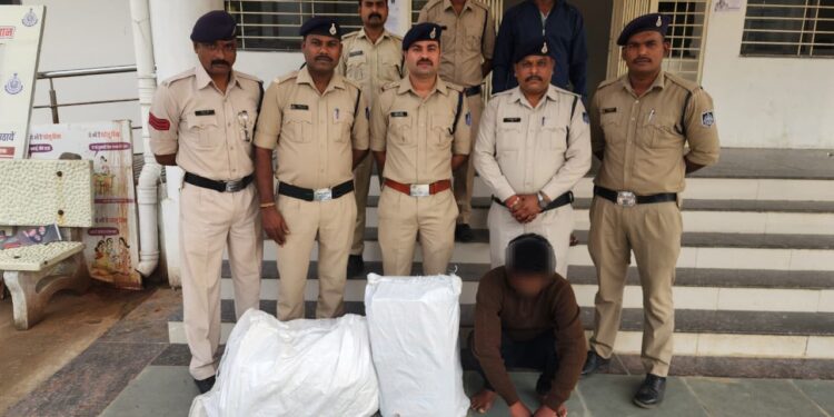 थाना कोतवाली पुलिस द्वारा चोरी के आरोपियों को किया गया गिरफ्तार,कुल 41 साडी कीमत 25,000 की जब्त