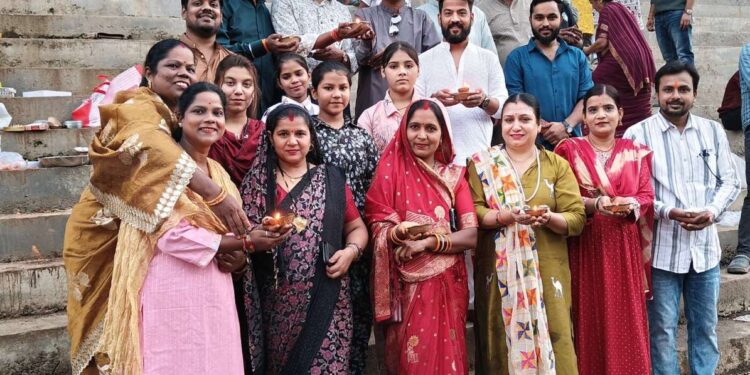 ❣️ *#कटनी_ब्लड_डोनर_एंड_वेलफेयर_सोसायटी(रजि.)* के सदस्यों द्वारा कटाये घाट नदी में किया सामूहिक 🪔 *#दीपदान_एवं_दीवाली_मिलन_समाराहों*।