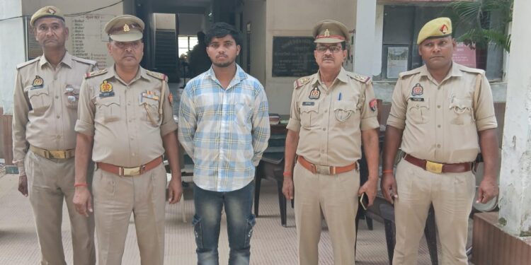 *थाना तिर्वा क्षेत्रांतर्गत युवक को गोली मारकर घायल करने वाले अभियुक्त को थाना तिर्वा पुलिस द्वारा किया गया गिरफ्तार*