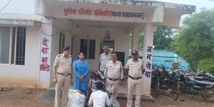 चौकी झिंझरी थाना माधवनगर दिनांक 25/10/25 ∙∙∙∙झिंझरी पुलिस को मिली बडी सफलता नशा मुक्त अभियान के तहत अवैध रूप से शराब की तस्करी करने वाले को किया गिरफ्तार
