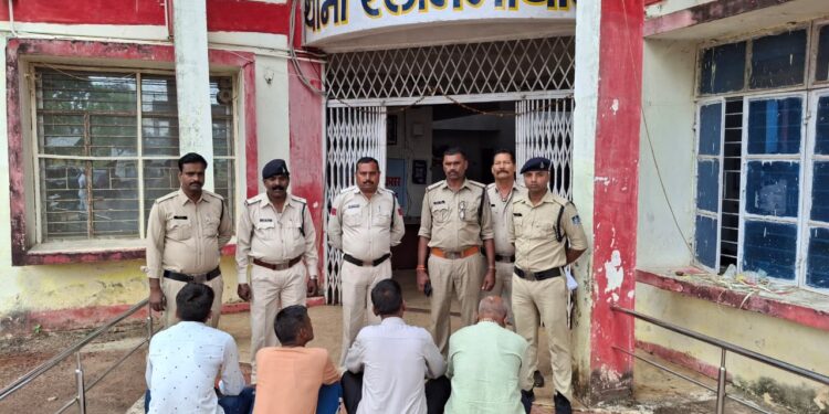 स्लीमनाबाद पुलिस की बड़ी कार्रवाई — ग्राम मटवारा के फरार एवं ₹10,000 ईनामी आरोपी गिरफ्तार