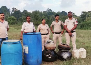 बिछुआ में आबकारी एवं पुलिस विभाग की टीम द्वारा अलग-अलग स्थानों में दी गई दबिश