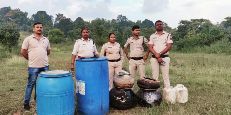 बिछुआ में आबकारी एवं पुलिस विभाग की टीम द्वारा अलग-अलग स्थानों में दी गई दबिश