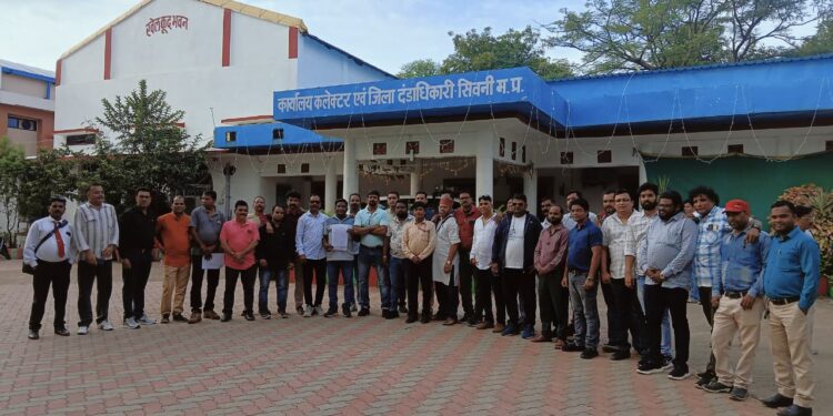 *पत्रकार संगठनों ने मुख्यमंत्री के नाम सौंपा ज्ञापन,* पुलिस द्वारा संपादक अजय ठाकरे को बिना जांच के झूठे प्रकरण एवं परिवार को न किया जाए परेशान