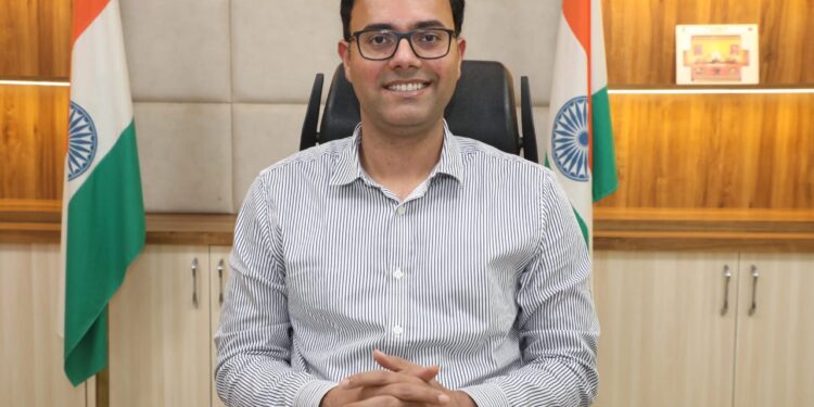 *बाल विवाह रोकथाम के लिए जिला प्रशासन सजग और मुस्‍तैद*  *बाल विवाह कराने, सहयोग देने वाले व्‍यक्ति, संस्‍था व संगठन को दो वर्ष तक कारावास और 1 लाख रूपये के जुर्माना या दोनों का है प्रावधान*