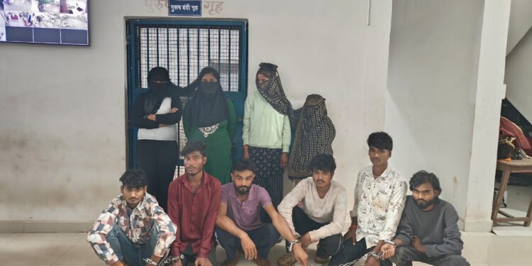 शिकारी खुद बन गए शिकार! लड़कियों से फँसाकर रकम ऐंठने वाला गैंग गिरफ्तार |