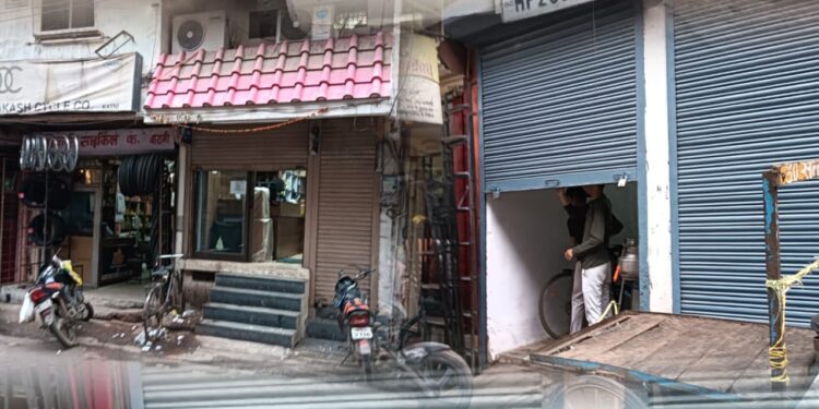 💥 *भारत सरकार के राज्य में CGST टीम की बड़ी कार्रवाई — दो गुटखा व्यापारियों के प्रतिष्ठान पर शटर बंद कर की जा रही जांच* 💥