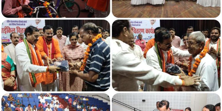 सेवा पखवाड़ा अभियान  सांसद, महापौर, निगम अध्यक्ष सहित जनप्रतिनिधियों एवं अधिकारियों  की मौजूदगी में दिव्यांगजनो को वितरित किये  गए निःशुल्क सहायक उपकरण  ऑडिटोरियम हाल में एडिप योजनांतर्गत आयोजित दिव्यांग सहायक उपकरण वितरण शिविर के दौरान 39 हितग्राही हुए लाभान्वित  वृद्धजनों का किया गया सम्मान