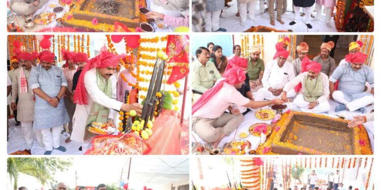 विजयादशमी पर्व पर राज्यमंत्री श्री लोधी ने पुलिस लाइन में किया शस्‍त्र पूजन  कलेक्टर श्री तिवारी और पुलिस अधीक्षक श्री विश्वकर्मा ने भी विधि-विधान से किया शस्त्र पूजन
