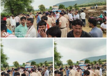 *पन्ना हादसा अपडेट*  खमरिया में दुःखद हादसे से बाद आक्रोशित ग्रामवासी।  खमरिया मोड़ पर किया चक्काजाम;इलाज के द्वारान दो की मौत। आला अधिकारी मौके पर।