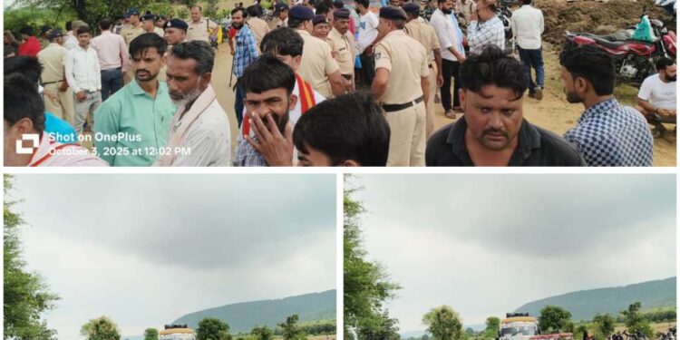*पन्ना हादसा अपडेट*  खमरिया में दुःखद हादसे से बाद आक्रोशित ग्रामवासी।  खमरिया मोड़ पर किया चक्काजाम;इलाज के द्वारान दो की मौत। आला अधिकारी मौके पर।