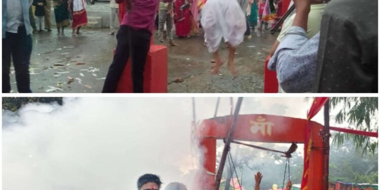 मां वीरासन के ज्वारे विसर्जन में कांटों के झूले में झूले पंडा